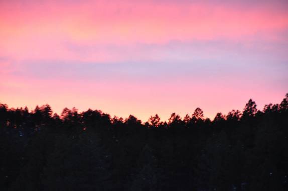 O céu pintado de vermelho durante um memorável pôr-do-sol nas imediações de Taos, no Novo México, nos Estados Unidos